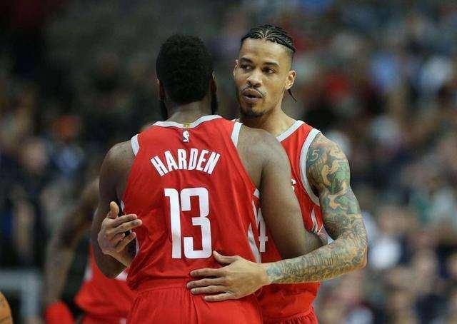 两人携手并 两人携手并