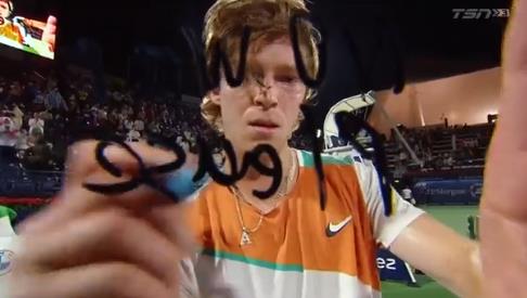 展现了一位 展现了一位