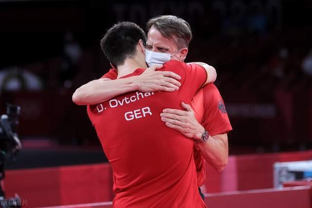 队的战术执 队的战术执