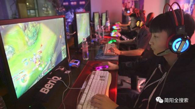 同时保持自 同时保持自